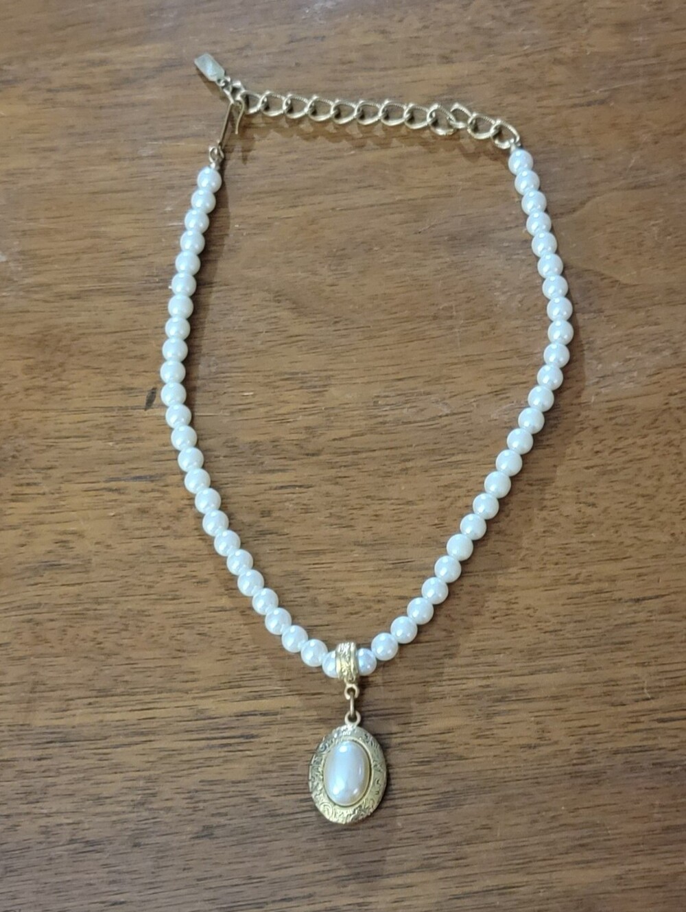 1928 pearl choker with gold locket